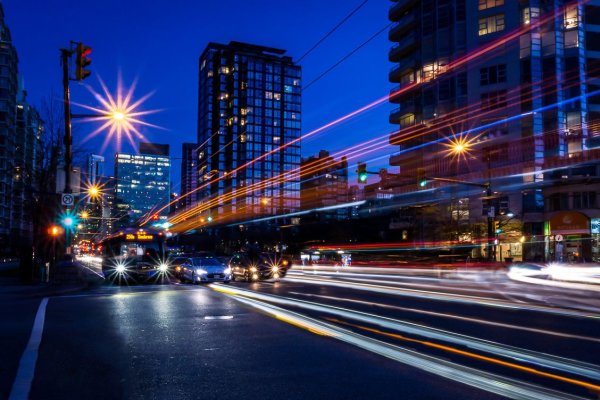 Ночной город в движении