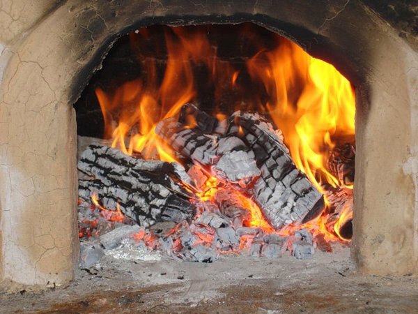 Пламя горящих в печи поленьев