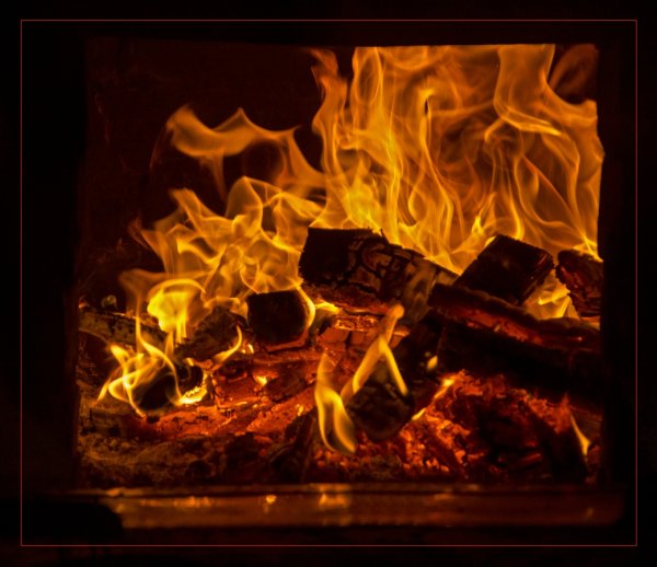 Горящие дрова в печи