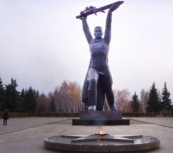 Парк Победы Омск статуя