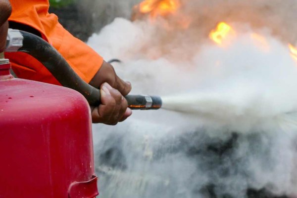 Тушение пожара огнетушителем