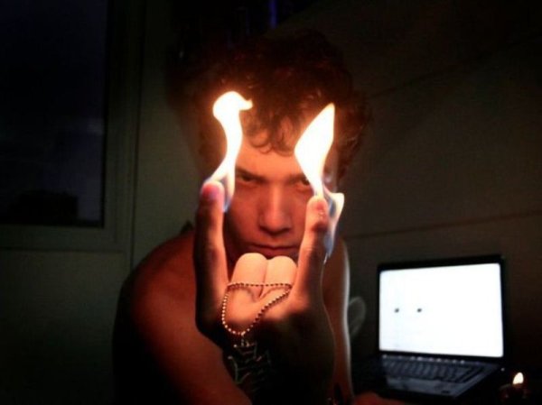 Человек с зажигалкой