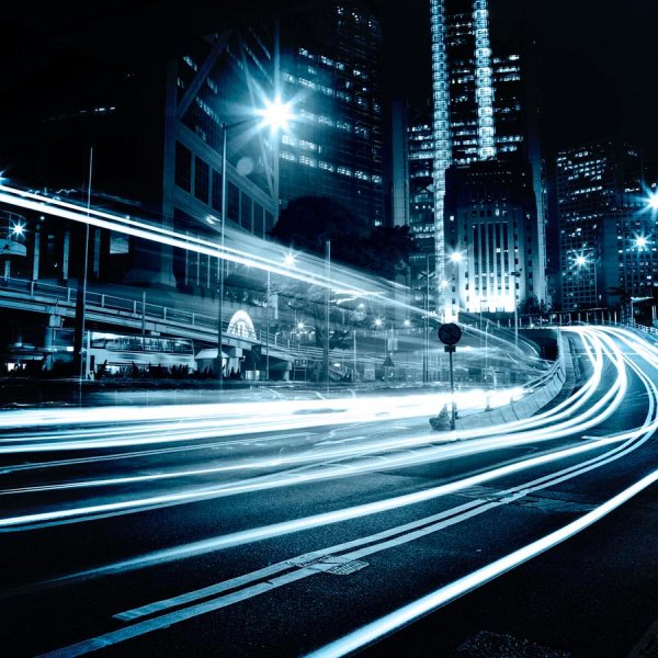 Ночная дорога в городе с машинами