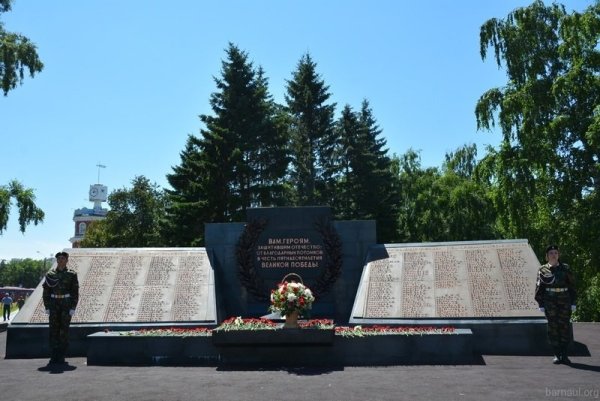 Барнаул мемориал славы на площади Победы