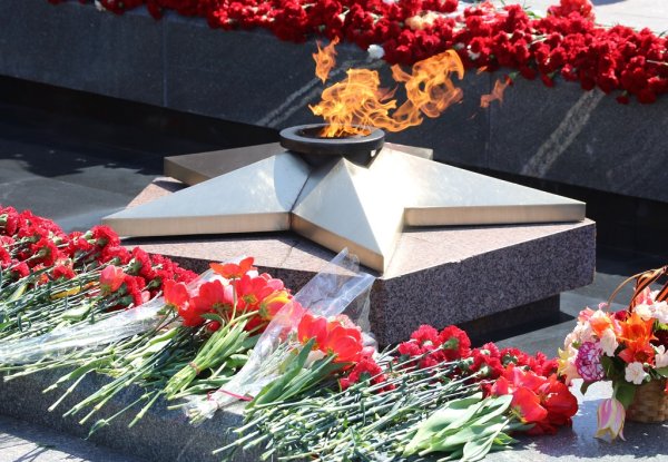 Вечный огонь с цветами