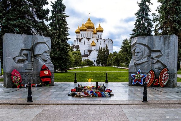 Успенский собор и вечный огонь Ярославль зима
