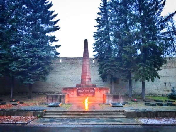 Обелиск борцам революции в Пскове