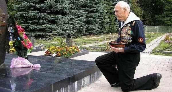 Ветераны у вечного огня