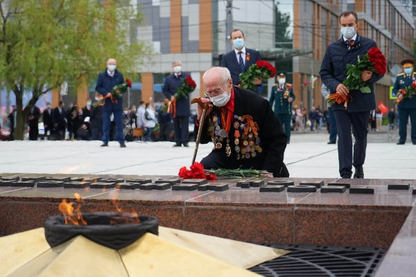 Возложение цветов к памятнику вечного огня Ростов