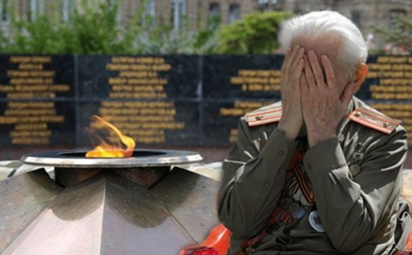 Ветераны Великой Отечественной войны у вечного огня