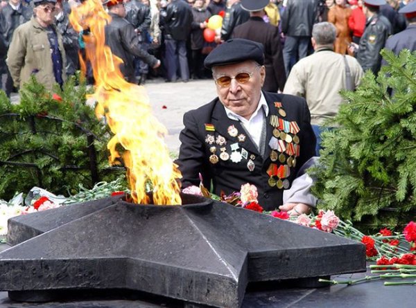 Ветераны у вечного огня