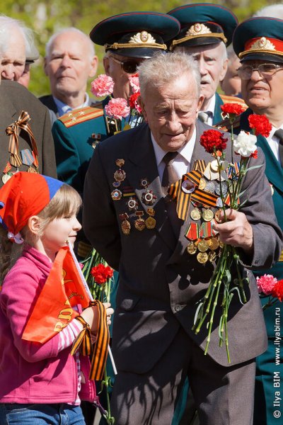 Ветеран войны у вечного огня