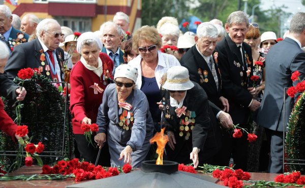 Ветераны возлагают цветы
