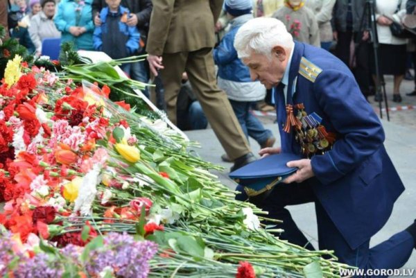 Ветераны у вечного огня