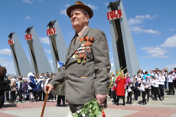 Ветеран у мемориала