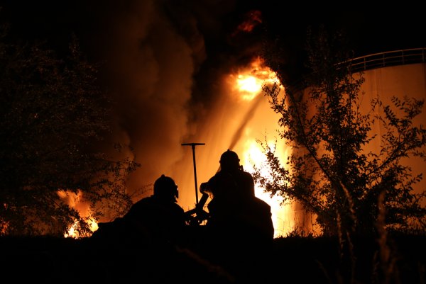 Нефть горит