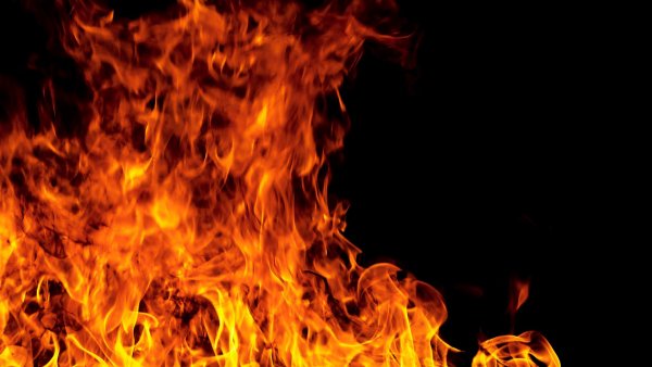 Пламя на черном фоне