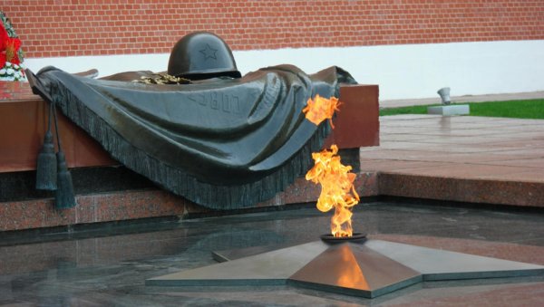 Вечный огонь на могиле неизвестного солдата