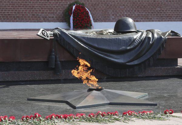 Вечный огонь у могилы неизвестного солдата в Варшаве