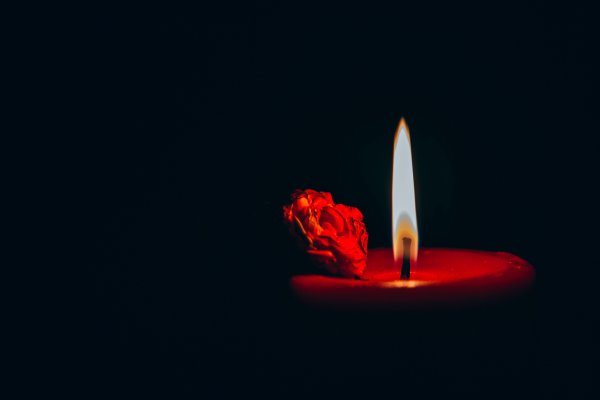 Свеча на темном фоне