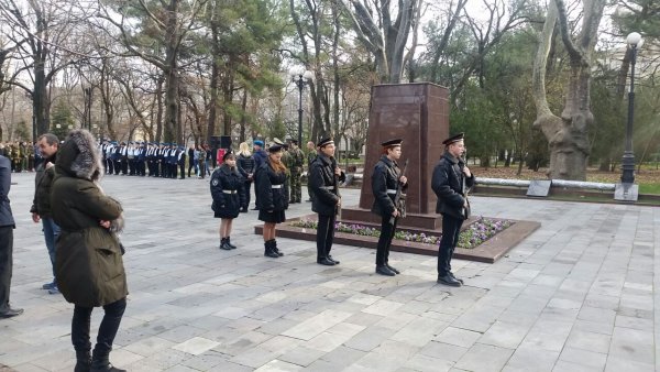 Почетный караул у вечного огня в Новороссийске