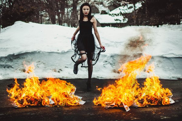 Девушка возле огня