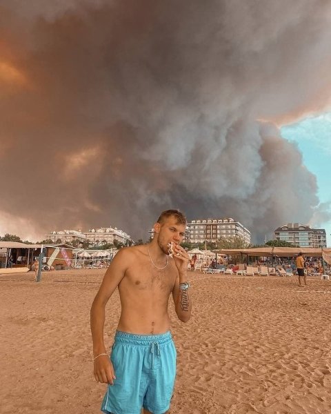 Русские туристы на фоне пожара в Турции