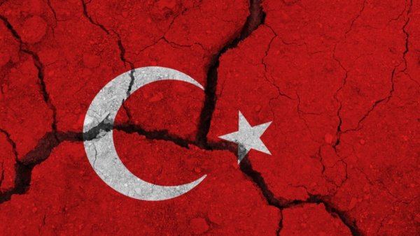 Флаг Турции с трещинами