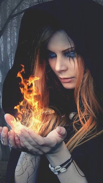 Женщина ведьма