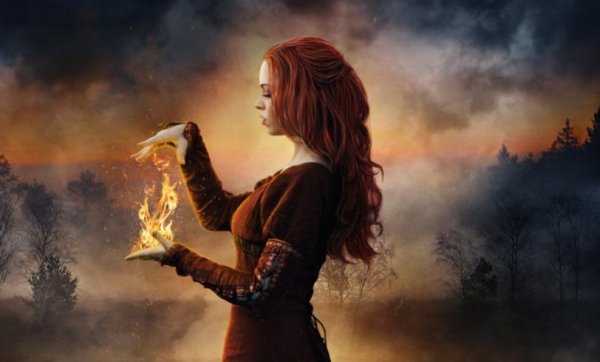 Девушка с огнем в руках