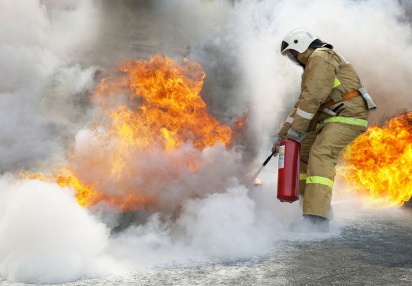 Пожарник с огнетушителем