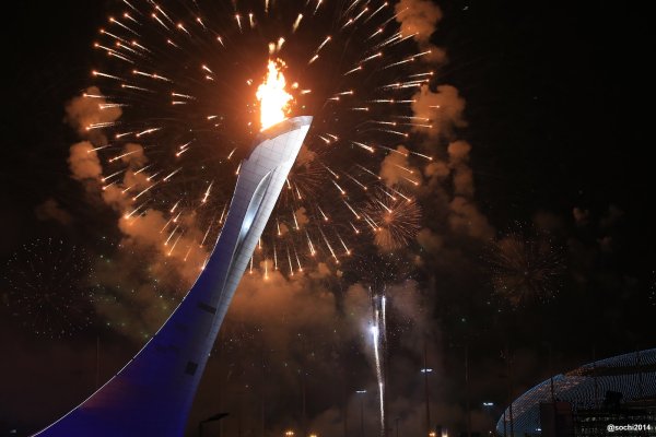 Олимпийский факел ночью Сочи