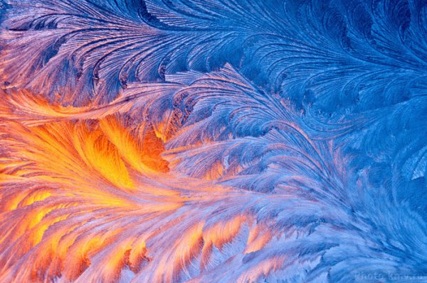 Морозные узоры на стекле и солнце