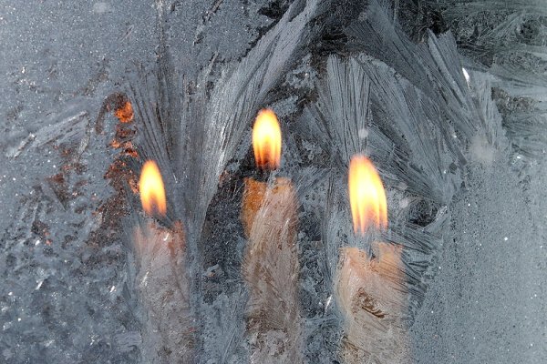 Свеча горела на столе