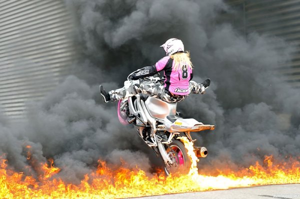 Девушка на мотоцикле в огне