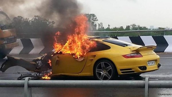 Разбитая Порше 911 турбо