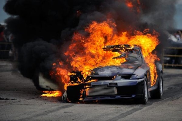 Горящий Ниссан ГТР