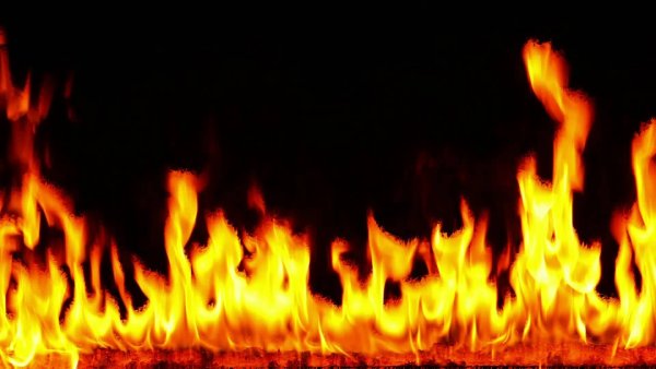 Пламя огня на черном фоне