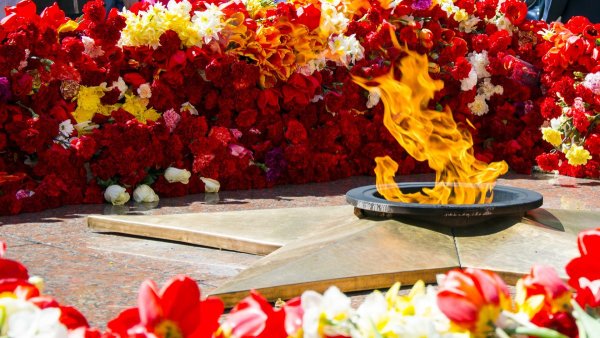 Вечный огонь с цветами