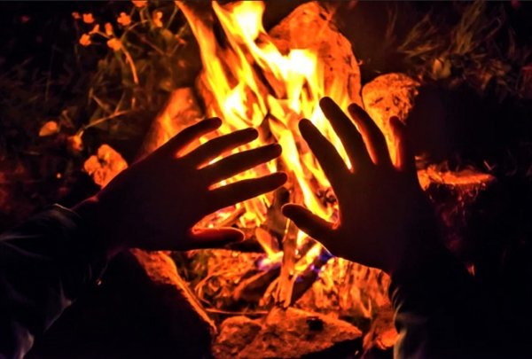 Ладони у костра