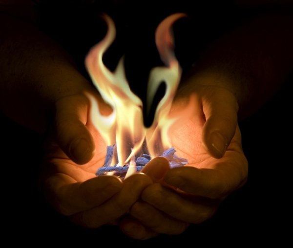 Огонек в руках
