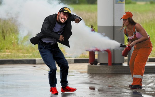 Человек с огнетушителем