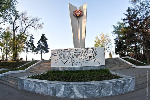 Памятник три пера в Энгельсе