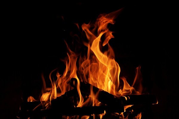 Пламя на черном фоне