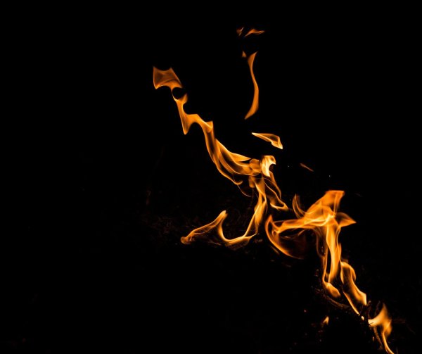 Пламя на черном фоне