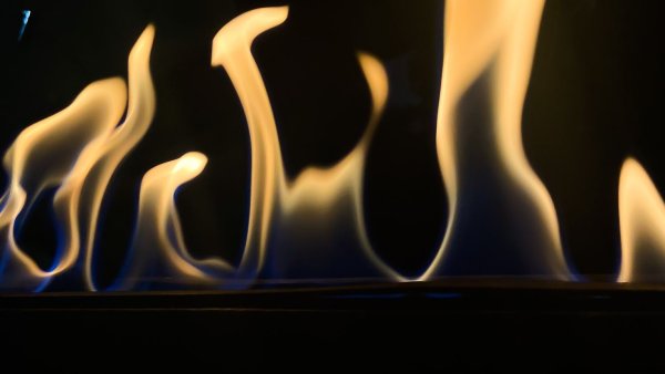 Огонь на черном фоне