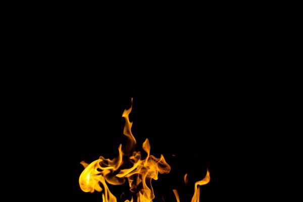 Пламя огня на черном фоне