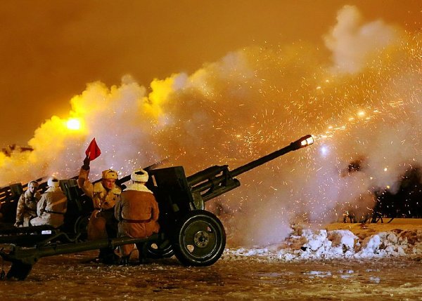 Артиллерийский салют в Санкт-Петербурге