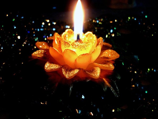 Праздничные зажженные свечи