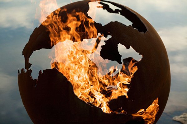 Земной шар в огне